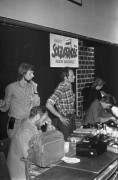 Wrzesień lub październik 1981, Gdańsk, Polska..
Konferencja prasowa BIPS (Biuro Informacji Prasowej Solidarność) podczas I Krajowego Zjazdu Delegatów NSZZ „Solidarność”, stanowisko dziennikarzy z radia 