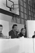 Wrzesień lub październik 1981, Gdańsk, Polska..
Konferencja prasowa BIPS (Biuro Informacji Prasowej Solidarność) podczas I Krajowego Zjazdu Delegatów NSZZ „Solidarność”. Na zdjęciu Janusz Onyszkiewicz i Jan Rulewski.
Fot. NN, zbiory Ośrodka KARTA, udostępnił Krzysztof Frydrych.

