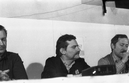 Wrzesień lub październik 1981, Gdańsk, Polska..
Konferencja prasowa BIPS (Biuro Informacji Prasowej Solidarność) podczas I Krajowego Zjazdu Delegatów NSZZ „Solidarność”. Na zdjęciu Lech Wałęsa i Janusz Onyszkiewicz.
Fot. NN, zbiory Ośrodka KARTA, udostępnił Krzysztof Frydrych.
