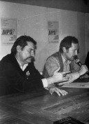 Wrzesień lub październik 1981, Gdańsk, Polska..
Konferencja prasowa BIPS (Biuro Informacji Prasowej Solidarność) podczas I Krajowego Zjazdu Delegatów NSZZ „Solidarność”. Na zdjęciu Lech Wałęsa i Janusz Onyszkiewicz.
Fot. NN, zbiory Ośrodka KARTA, udostępnił Krzysztof Frydrych.
