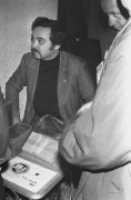 Wrzesień lub październik 1981, Gdańsk, Polska..
Obrady I Krajowego Zjazdu Delegatów NSZZ „Solidarność”, delegaci sprzedający cegiełki na budowę Pomnika Ofiar Grudnia 1970.
Fot. NN, zbiory Ośrodka KARTA, udostępnił Krzysztof Frydrych.
