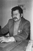 Wrzesień lub październik 1981, Gdańsk, Polska..
Konferencja prasowa BIPS (Biuro Informacji Prasowej Solidarność) podczas I Krajowego Zjazdu Delegatów NSZZ „Solidarność” w Gdańsku. Obrady zjazdu odbywały się w dwóch turach – od 5 do 10 września oraz od 26 września do 7 października 1981 r. Na zdjęciu uczestnik konferencji.
Fot. NN, zbiory Ośrodka KARTA, udostępnił Krzysztof Frydrych.