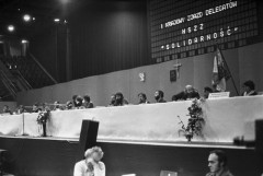 1.10.1981, Gdańsk, Polska..
Obrady I Krajowego Zjazdu Delegatów NSZZ „Solidarność”. Na zdjęciu delegaci siedzący za stołem prezydialnym.
Fot. NN, zbiory Ośrodka KARTA, udostępnił Krzysztof Frydrych.
