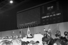 1.10.1981, Gdańsk, Polska..
Obrady I Krajowego Zjazdu Delegatów NSZZ „Solidarność”. Delegaci za stołem prezydialnym, na mównicy stoi Marian Jurczyk.
Fot. NN, zbiory Ośrodka KARTA, udostępnił Krzysztof Frydrych.
