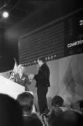 1.10.1981, Gdańsk, Polska..
Obrady I Krajowego Zjazdu Delegatów NSZZ „Solidarność”. Lech Wałęsa wchodzący na mównicę.
Fot. NN, zbiory Ośrodka KARTA, udostępnił Krzysztof Frydrych.

