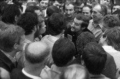 1.10.1981, Gdańsk, Polska..
Obrady I Krajowego Zjazdu Delegatów NSZZ „Solidarność”, Lech Wałęsa w tłumie delegatów, tuż za nim stoi ochroniarz L. Wałęsy Henryk Mażul.
Fot. NN, zbiory Ośrodka KARTA, udostępnił Krzysztof Frydrych.
