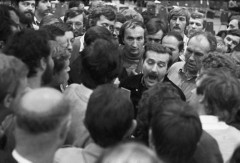 1.10.1981, Gdańsk, Polska..
Obrady I Krajowego Zjazdu Delegatów NSZZ „Solidarność”, Lech Wałęsa w tłumie delegatów, tuż za nim stoi ochroniarz L. Wałęsy Henryk Mażul.
Fot. NN, zbiory Ośrodka KARTA, udostępnił Krzysztof Frydrych.

