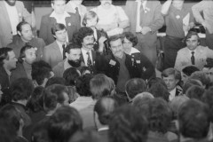1.10.1981, Gdańsk, Polska..
Obrady I Krajowego Zjazdu Delegatów NSZZ „Solidarność”, Lech Wałęsa w tłumie delegatów.
Fot. NN, zbiory Ośrodka KARTA, udostępnił Krzysztof Frydrych.
