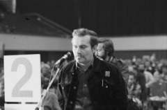 1.10.1981, Gdańsk, Polska..
Obrady I Krajowego Zjazdu Delegatów NSZZ „Solidarność”, na zdjęciu Lech Wałęsa stojący przy mikrofonie.
Fot. NN, zbiory Ośrodka KARTA, udostępnił Krzysztof Frydrych.
