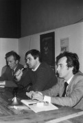 Wrzesień lub październik 1981, Gdańsk, Polska..
Konferencja prasowa BIPS (Biuro Informacji Prasowej Solidarność) podczas I Krajowego Zjazdu Delegatów NSZZ „Solidarność”, w środku siedzi Jan Kułaj, działacz rolniczej 