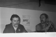 Wrzesień lub październik 1981, Gdańsk, Polska..
Konferencja prasowa BIPS (Biuro Informacji Prasowej Solidarność) podczas I Krajowego Zjazdu Delegatów NSZZ „Solidarność”. Na zdjęciu Lech Wałęsa i Janusz Onyszkiewicz.
Fot. NN, zbiory Ośrodka KARTA, udostępnił Krzysztof Frydrych.
