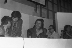 Wrzesień lub październik 1981, Gdańsk, Polska..
Konferencja prasowa BIPS (Biuro Informacji Prasowej Solidarność) podczas I Krajowego Zjazdu Delegatów NSZZ „Solidarność”. Na zdjęciu od lewej: Janusz Onyszkiewicz, Jerzy Buzek i Jan Rulewski.
Fot. NN, zbiory Ośrodka KARTA, udostępnił Krzysztof Frydrych.
