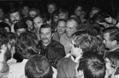 1.10.1981, Gdańsk, Polska..
Obrady I Krajowego Zjazdu Delegatów NSZZ „Solidarność”, Lech Wałęsa w tłumie delegatów, tuż za nim stoi ochroniarz L. Wałęsy Henryk Mażul.
Fot. NN, zbiory Ośrodka KARTA, udostępnił Krzysztof Frydrych.
