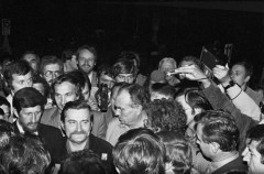 1.10.1981, Gdańsk, Polska..
Obrady I Krajowego Zjazdu Delegatów NSZZ „Solidarność”, Lech Wałęsa w tłumie delegatów, tuż za nim stoi ochroniarz L. Wałęsy Henryk Mażul.
Fot. NN, zbiory Ośrodka KARTA, udostępnił Krzysztof Frydrych.
