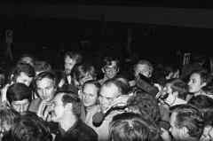 1.10.1981, Gdańsk, Polska..
Obrady I Krajowego Zjazdu Delegatów NSZZ „Solidarność”, Lech Wałęsa w tłumie delegatów, tuż za nim stoi ochroniarz L. Wałęsy Henryk Mażul.
Fot. NN, zbiory Ośrodka KARTA, udostępnił Krzysztof Frydrych.
