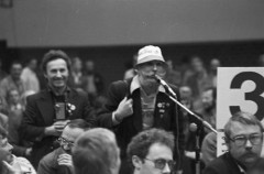 Październik 1981, Gdańsk, Polska..
I Krajowy Zjazd Delegatów NSZZ „Solidarność”. Na zdjęciu jeden z delegatów zabierający głos podczas obrad.
Fot. NN, zbiory Ośrodka KARTA, udostępnił Krzysztof Frydrych.
