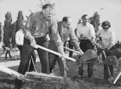 lata 70-te, Polska..
Premier Piotr Jaroszewicz z łopatą.
Fot. NN, zbiory Ośrodka KARTA, udostępnił Krzysztof Frydrych.