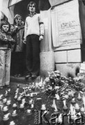 1977, Kraków, Polska..
Studenci stoją przy wejściu do kamiennicy, w której został zamordowany student polonistyki Uniwersytetu Jagiellońskiego Stanisław Pyjas. Przed budynkiem postawiono dziesiątki zniczy.
Fot. NN, zbiory Ośrodka KARTA, udostępnił Krzysztof Frydrych.
