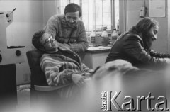 1980-1981, brak miejsca, Polska..
Niezależna drukarnia, stoi Jan Narożniak.
Fot. NN, zbiory Ośrodka KARTA, udostępnił Krzysztof Frydrych.
