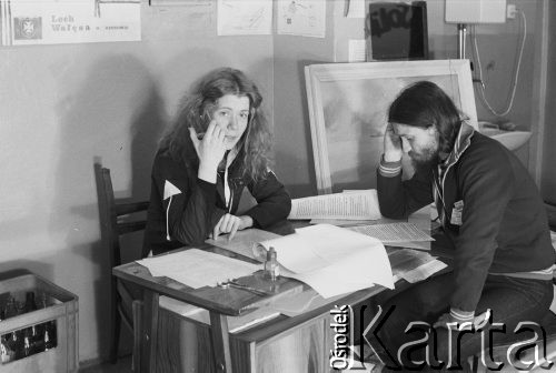1980-1981, brak miejsca, Polska..
Zespół niezależnej drukarni podczas pracy.
Fot. NN, zbiory Ośrodka KARTA, udostępnił Krzysztof Frydrych.