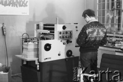 1980-1981, brak miejsca, Polska..
Niezależna drukarnia, meżczyzna stojący przy maszynie drukarskiej.
Fot. NN, zbiory Ośrodka KARTA, udostępnił Krzysztof Frydrych.
