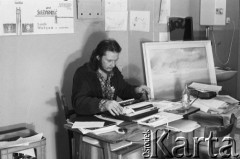 1980-1981, brak miejsca, Polska..
Niezależna drukarnia, mężczyzna piszący na maszynie.
Fot. NN, zbiory Ośrodka KARTA, udostępnił Krzysztof Frydrych.
