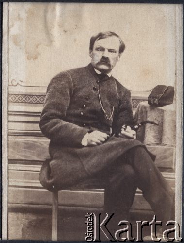 1.03.1863, brak miejsca.
Eligiusz Żukotyński, brat Joanny Podwińskiej, brał udział w powstaniu styczniowym, potem wyemigrował do Szwajcarii. Na zdjęciu siedzi na krześle przy stole i trzyma fajkę.
Fot. NN, zbiory Ośrodka KARTA, udostępniła Joanna Majewska