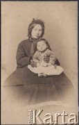 1860-1870, brak miejsca.
Serafina Naszewska z domu Klukowska, córka Emilii z domu Okołów i Szczepana Klukowskich, siostra Jordana Klukowskiego z córką Emilią (później Fredrową).
Fot. NN, zbiory Ośrodka KARTA, udostępniła Joanna Majewska