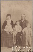 1870-1880, brak miejsca.
Rodzina Piltzów - małżeństwo z trójką dzieci, kobieta była córką Emilii z domu Okołów i Szczepana Klukowskiego, siostrą Jordana Klukowskiego (ojca Zygmunta Klukowskiego).
Fot. NN, zbiory Ośrodka KARTA, udostępniła Joanna Majewska