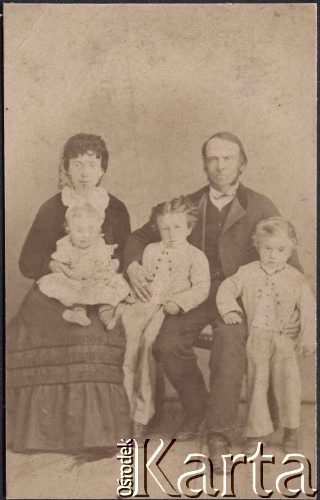 1870-1880, brak miejsca.
Rodzina Piltzów - małżeństwo z trójką dzieci, kobieta była córką Emilii z domu Okołów i Szczepana Klukowskiego, siostrą Jordana Klukowskiego (ojca Zygmunta Klukowskiego).
Fot. NN, zbiory Ośrodka KARTA, udostępniła Joanna Majewska