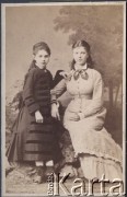 1880-1890, brak miejsca.
Emilia Naszewska, córka Serafiny Naszewskiej ze swoją boną. 
Fot. NN, zbiory Ośrodka KARTA, udostępniła Joanna Majewska