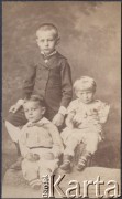 Ok. 1880, brak miejsca.
Portret przedstawiający dzieci Felicji z domu Podwińskiej i Jordana Klukowskich, rodzeństwo Zygmunta Klukowskiego. Na zdjęciu widoczni są: Julian (najstarszy, 1872-1917), Edmund (po lewej stronie, urodził się około 1875 roku, zmarł w wieku kilku lat) i Zofia (1878-1920).
Fot. NN, zbiory Ośrodka KARTA, udostępniła Joanna Majewska