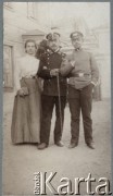 Ok. 1900, Moskwa, Rosja.
Na podwórku przed domem stoi rodzeństwo Klukowskich: Zofia, Julian i Zygmunt.
Fot. NN, zbiory Ośrodka KARTA, udostępniła Joanna Majewska