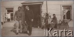 1903-1904, Moskwa, Rosja.
Grupa osób przed domem. Z lewej stoi Zygmunt Klukowski, obok niego jego brat Julian. Między nimi idzie Zofia Klukowska - córka Juliana, z prawej siedzi jej matka Eufrozyna Klukowska. Rodzina Klukowskich mieszkała w Moskwie od 1894 roku.
Fot. NN, zbiory Ośrodka KARTA, udostępniła Joanna Majewska