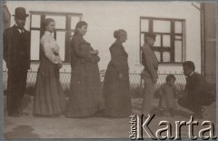1903-1904, Moskwa, Rosja.
Członkowie rodziny Klukowskich, stoją od lewej: Julian Klukowski (1872-1917), Zofia Borysowicz z domu Klukowska (1878-1920) - siostra Juliana, żona Juliana - Eufrozyna (1879-1959, w ciąży z Janem), Felicja z Podwińskich Klukowska (1846-1929) - matka Juliana, żona Jordana Klukowskiego, NN, Zofia Klukowska (1902-1944) - córka Juliana i Eufrozyny Klukowskich. Pierwszy z prawej strony jest widoczny Zygmunt Klukowski (1885-1959).
Fot. NN, zbiory Ośrodka KARTA, udostępniła Joanna Majewska