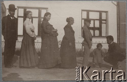 1903-1904, Moskwa, Rosja.
Członkowie rodziny Klukowskich, stoją od lewej: Julian Klukowski (1872-1917), Zofia Borysowicz z domu Klukowska (1878-1920) - siostra Juliana, żona Juliana - Eufrozyna (1879-1959, w ciąży z Janem), Felicja z Podwińskich Klukowska (1846-1929) - matka Juliana, żona Jordana Klukowskiego, NN, Zofia Klukowska (1902-1944) - córka Juliana i Eufrozyny Klukowskich. Pierwszy z prawej strony jest widoczny Zygmunt Klukowski (1885-1959).
Fot. NN, zbiory Ośrodka KARTA, udostępniła Joanna Majewska
