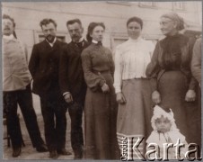 Ok. 1905, Moskwa, Rosja.
Rodzina Klukowskich przed domem. Pierwsza z prawej stoi Felicja Klukowska z domu Podwińska (1846-1929), żona Jordana Klukowskiego, obok niej Eufrozyna Antonina z Osadczych Klukowska (1879-1959), żona Juliana, dalej Zofia Borysowicz, z domu Klukowska (1878-1920) i Julian Klukowski (1872-1917) - jej brat. Dziecko z prawej strony to Zofia Klukowska (1902-1944) - córka Juliana i Eufrozyny.
Fot. NN, zbiory Ośrodka KARTA, udostępniła Joanna Majewska