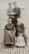 Ok. 1903, Moskwa, Rosja.
Rodzina Klukowskich przed domem. Pierwszy z lewej strony stoi Zygmunt Klukowski (1885-1959). Obok niego jego brat Julian Klukowski (1872-1917). Poniżej siedzą ich rodzice: Felicja z domu Podwińska (1846-1929) i jej mąż Jordan Klukowski (1839-1921), obok nich zaś córka Juliana i Eufrozyny - Zofia Klukowska (1902-1944). Klukowscy mieszkali w Moskwie od 1894 roku, w 1921 przenieśli sie do Polski, do Kalisza.
Fot. NN, zbiory Ośrodka KARTA, udostępniła Joanna Majewska