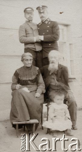 Ok. 1903, Moskwa, Rosja.
Rodzina Klukowskich przed domem. Pierwszy z lewej strony stoi Zygmunt Klukowski (1885-1959). Obok niego jego brat Julian Klukowski (1872-1917). Poniżej siedzą ich rodzice: Felicja z domu Podwińska (1846-1929) i jej mąż Jordan Klukowski (1839-1921), obok nich zaś córka Juliana i Eufrozyny - Zofia Klukowska (1902-1944). Klukowscy mieszkali w Moskwie od 1894 roku, w 1921 przenieśli sie do Polski, do Kalisza.
Fot. NN, zbiory Ośrodka KARTA, udostępniła Joanna Majewska