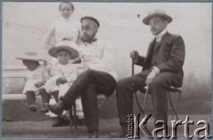 Ok. 1905, Rosja.
Z przodu siedzą bracia - Zygmunt i Julian Klukowscy - synowie Felicji z domu Podwińskiej i Jordana Klukowskiego. 
Fot. NN, zbiory Ośrodka KARTA, udostępniła Joanna Majewska
