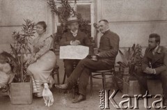 Ok. 1905, Moskwa, Rosja.
Grupa osób przed domem. Od lewej siedzą: Eufrozyna Klukowska (1879-1959), obok niej siedzi jej mąż Julian Klukowski (1872-1917), dalej Teodozy Lipiński oraz Zygmunt Klukowski (1885-1959).
Fot. NN, zbiory Ośrodka KARTA, udostępniła Joanna Majewska