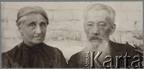 Ok. 1905, Moskwa, Rosja.
Portret Felicji i Jordana Klukowskich - rodziców Juliana, Zofii i Zygmunta. Felicja (1846-1929) była córką Joanny z Żukotyńskich i Kajetana Podwińskiego, Jordan Klukowski (1839-1921) był synem Emilii z domu Okołów i Szczepana Klukowskiego.
Fot. NN, zbiory Ośrodka KARTA, udostępniła Joanna Majewska