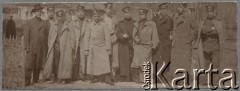Ok. 1905, Rosja.
Zygmunt Klukowski (stoi drugi z prawej strony) w towarzystwie kolegów, prawdopodobnie ze studiów medycznych. 
Fot. NN, zbiory Ośrodka KARTA, udostępniła Joanna Majewska