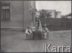 1916, Moskwa, Rosja.
Trójka dzieci w przebraniach, w środku siedzi Zofia Klukowska (1902-1944) - córka Eufrozyny i Juliana Klukowskich, po prawej stronie jej brat Antoni (urodzony w 1909 roku).
Fot. NN, zbiory Ośrodka KARTA, udostępniła Joanna Majewska