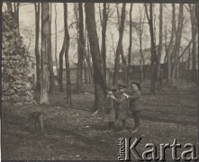 1916, Moskwa, Rosja.
Dzieci w parku - w środku stoi Antoni Klukowski (urodzony w 1909 roku), syn Eufrozyny i Juliana Klukowskich. Przy nim stoi rodzeństwo - Jolanta i Julian Hirszowscy - dzieci uciekinierów z Łodzi.
Fot. NN, zbiory Ośrodka KARTA, udostępniła Joanna Majewska