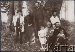 Ok. 1906, Żwańczyk k/ Kamieńca Podolskiego, Ukraina, Rosja.
Zdjęcie rodziny Klukowskich. Od lewej widoczni są: Jordan Klukowski (1839-1921), Zofia (1878-1920) - córka Jordana i Felicji, mąż Zofii - Konstanty Borysowicz, Eufrozyna Klukowska (1879-1959) - żona Juliana (oparta o drzewo), ich córka Zofia Klukowska (1902-1944), Felicja z domu Podwińska (1846-1929), żona Jordana, Julian (1872-1917) - syn Felicji i Jordana, mąż Eufrozyny, który trzyma na kolanach swojego syna Jana (1904-1944).
Fot. NN, zbiory Ośrodka KARTA, udostępniła Joanna Majewska