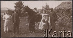 1906, Żwańczyk k/ Kamieńca Podolskiego, Ukraina, Rosja. 
Rodzina Klukowskich. Pierwsza z lewej stoi Eufrozyna Klukowska (1879-1959), żona Juliana Klukowskiego, obok niej Konstanty Borysowicz - mąż Zofii (1878-1920), siostry Juliana, która stoi przy koniu. Obok Zofii jest widoczny Julian (1872-1917). Na zdjęciu poza tym znajdują się dzieci Juliana i Eufrozyny Antoniny: siedzący na koniu Jan (1904-1944) i Zofia (1902-1944).
Fot. NN, zbiory Ośrodka KARTA, udostępniła Joanna Majewska
