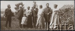 1906, Żwańczyk k/ Kamieńca Podolskiego, Ukraina, Rosja.
Rodzina Klukowskich. Pierwszy z lewej stoi Zygmunt Klukowski. Obok niego stoją jego rodzice: Jordan i Felicja z domu Podwińska, między nimi stoi Zofia Klukowska, dalej Julian Klukowski z synem Janem na ramionach i Eufrozyna Klukowska. Po prawej stronie stoją: Zofia z domu Klukowska ze swoim mężem Konstantym Borysowiczem.
Fot. NN, zbiory Ośrodka KARTA, udostępniła Joanna Majewska