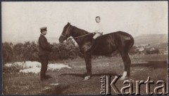 1910, Żwańczyk k/ Kamieńca Podolskiego, Ukraina, Rosja.
Jan Klukowski (1902-1944), syn Eufrozyny i Juliana Klukowskich siedzący na koniu. 
Fot. NN, zbiory Ośrodka KARTA, udostępniła Joanna Majewska