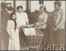 Ok. 1912, Żwańczyk k/ Kamieńca Podolskiego, Ukraina, Rosja.
Na zdjęciu stoją od lewej: dziewczyna NN, Zofia Borysowicz z domu Klukowska (1878-1920), siedząca w wózku dziecięcym jej córka Jadwiga, matka Zofii - Felicja Klukowska (1846-1929) oraz mąż Zofii - Konstanty Borysowicz (lekarz).
Fot. NN, zbiory Ośrodka KARTA, udostępniła Joanna Majewska